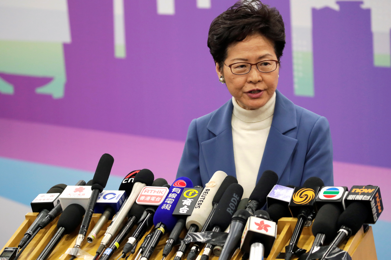 업무 보고를 위해 중국 베이징을 방문한 캐리 람 홍콩 행정장관이 16일 홍콩특별행정구정부 주(駐)베이징 판사처(辦事處) 건물에서 기자회견을 하고 있다. [연합]