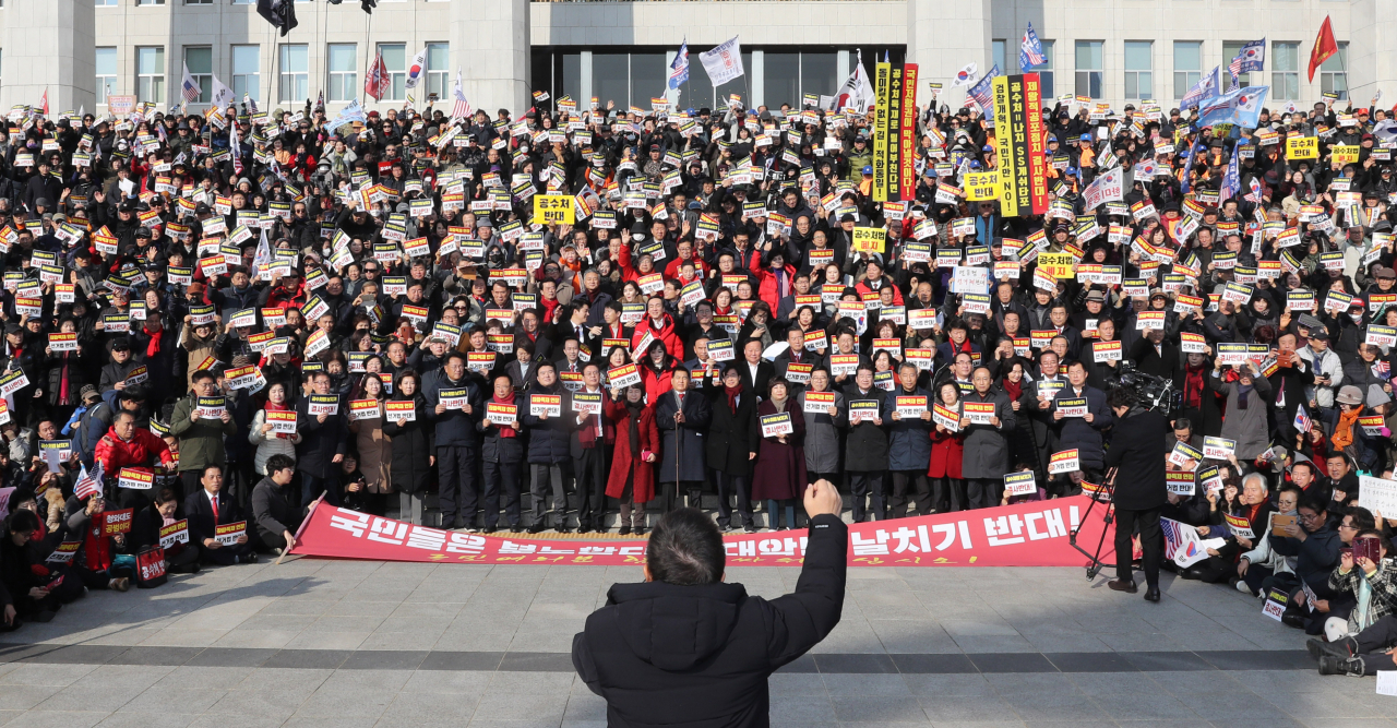자유한국당 황교안 대표가 16일 오전 서울 여의도 국회 본청 계단 앞에서 열린 '공수처법 선거법 날치기 저지 규탄대회'에서 발언하고 있다. [연합]