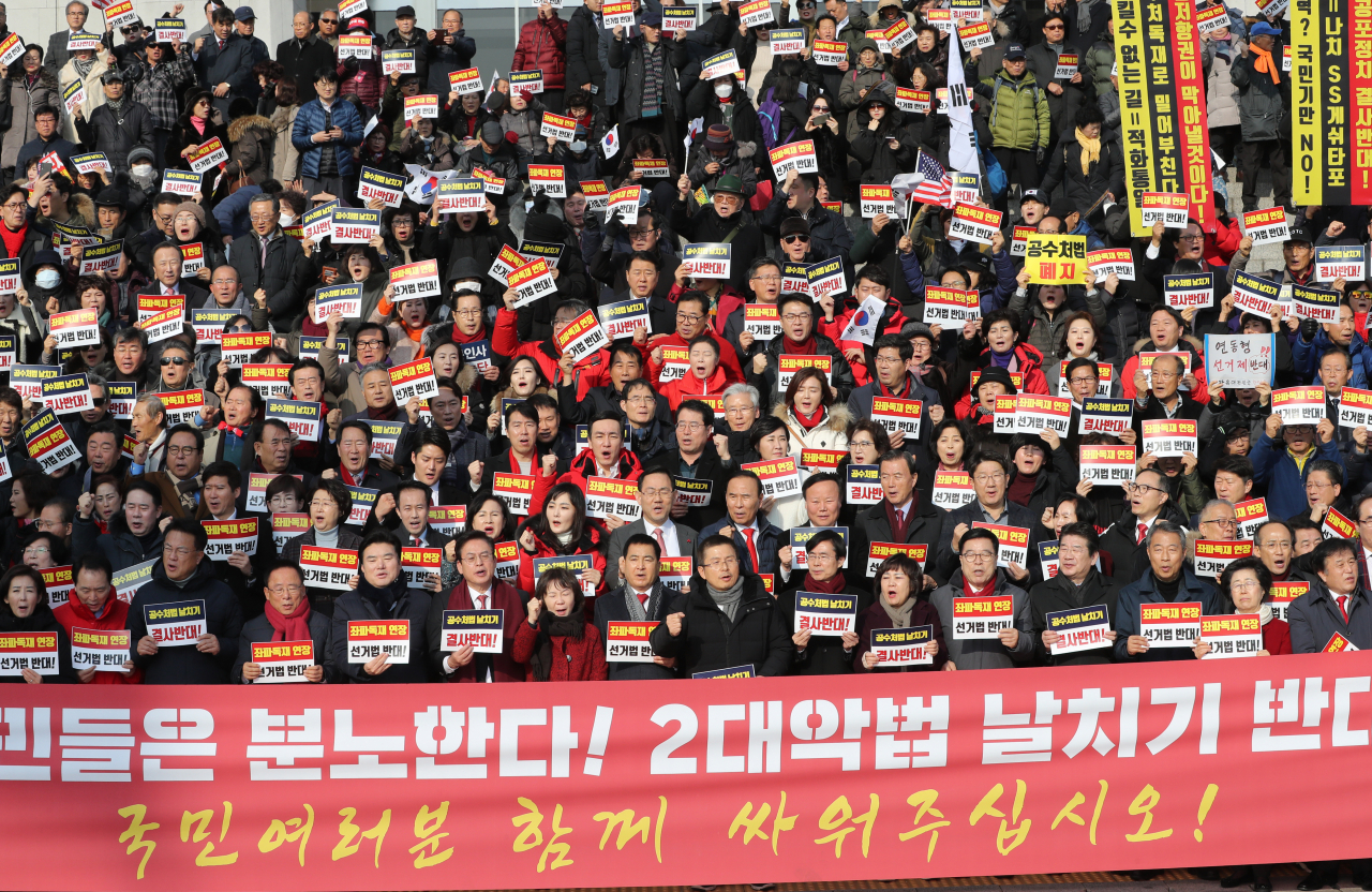 자유한국당 황교안 대표와 의원들이 16일 오전 서울 여의도 국회 본청 계단 앞에서 열린 '공수처법 선거법 날치기 저지 규탄대회'에서 구호를 외치고 있다. [연합]