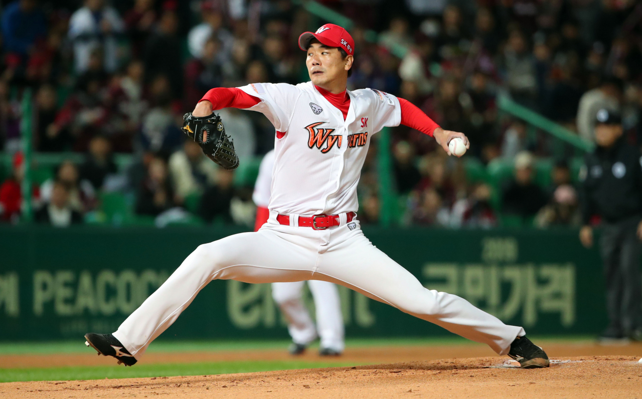 지난 10월 14일 오후 인천 SK행복드림구장에서 열린 2019 프로야구 포스트시즌 플레이오프 1차전 키움 히어로즈-SK 와이번스전에서 SK 선발 투수 김광현이 역투하고 있다. [연합]