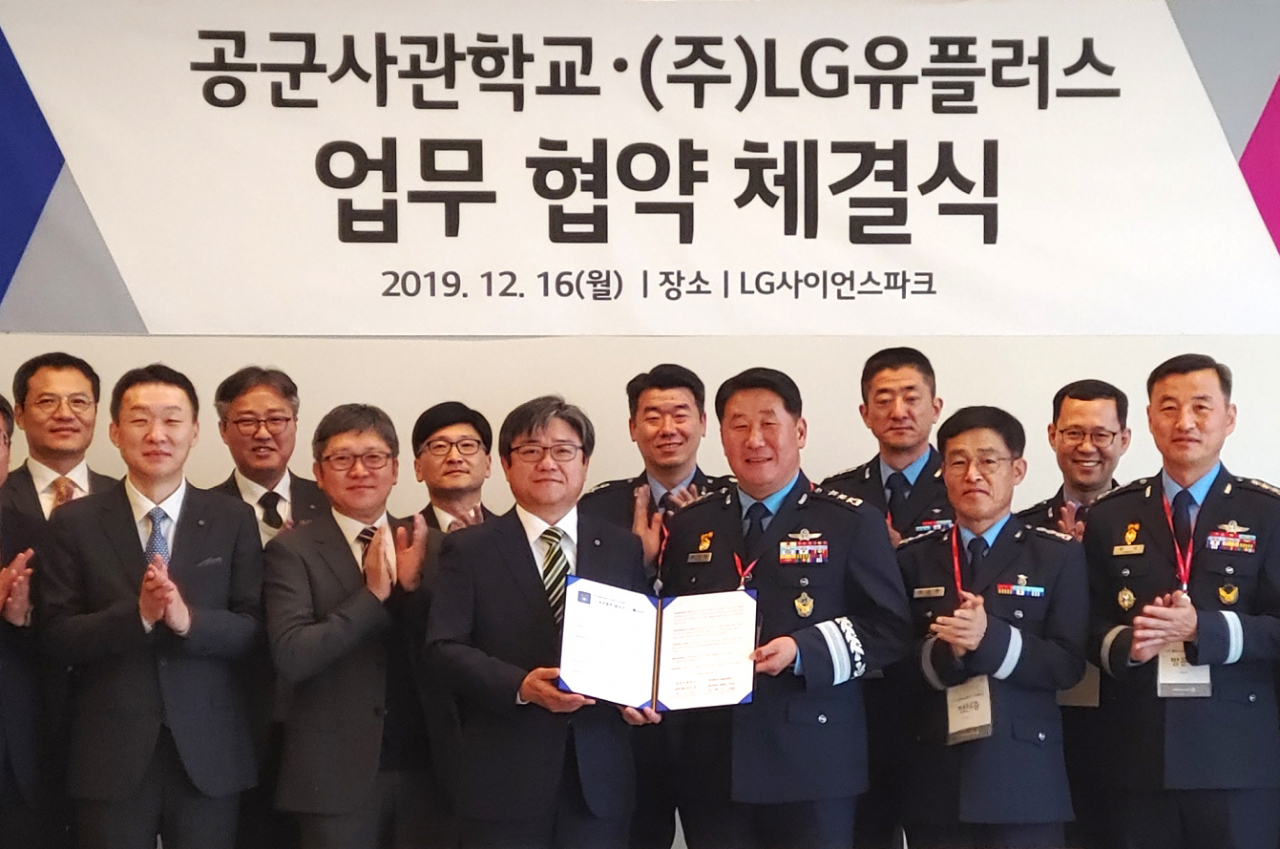 지난 16일 서울 마곡 LG사이언스파크에서 열린 LG유플러스와 공군사관학교의 업무협약식에서 최택진(첫줄 가운데 왼쪽) LG유플러스 기업부문장과 박인호 공군사관학교장(첫줄 가운데 우측)이 기념사진을 찍고 있다. [LG유플러스 제공]