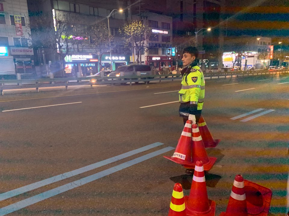 2019년 12월 16일 서울 관악구 신림동 남부순환로에서 관악 교통정보센터 소속 강동희 경사가 음주운전 집중단속을 위해 '라바콘'을 설치하고 있다. [사진=박상현 기자]