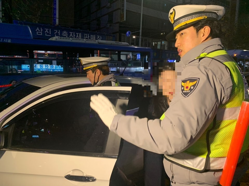 2019년 12월 16일 오후 10시 49분 음주운전 집중단속에 적발된 B씨가 차에서 내려 관악교통정보센터 한호진 경장의 지시에 따르고 있다. 이날 B씨의 혈중 알코올농도 수치는 0.107로 B씨는 면허 취소 처분을 받았다.[사진=박상현 기자]