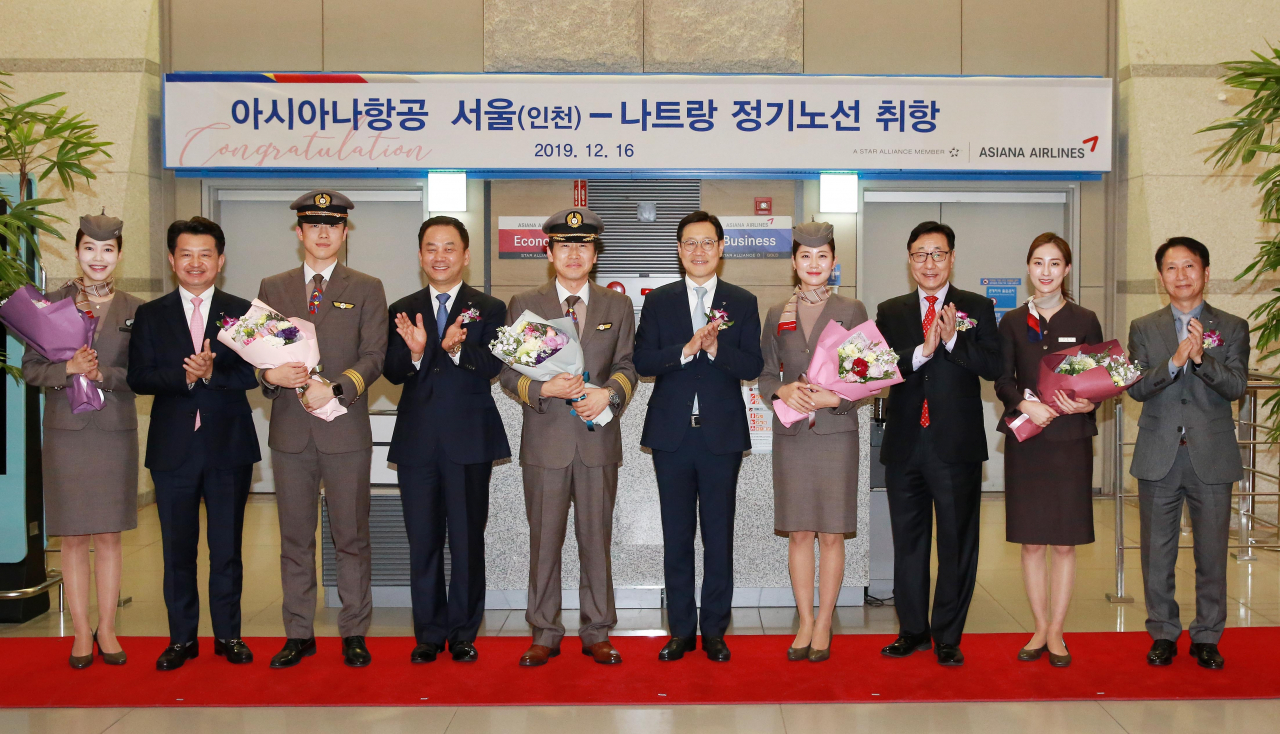 인천국제공항 제1여객터미널에서 16일 열린 아시아나항공 나트랑 취항식에 참석한 아시아나항공 경영지원본부 안병석 전무 (왼쪽 두번째)등 임직원들과 기념촬영을 하고 있다. [아시아나항공 제공]