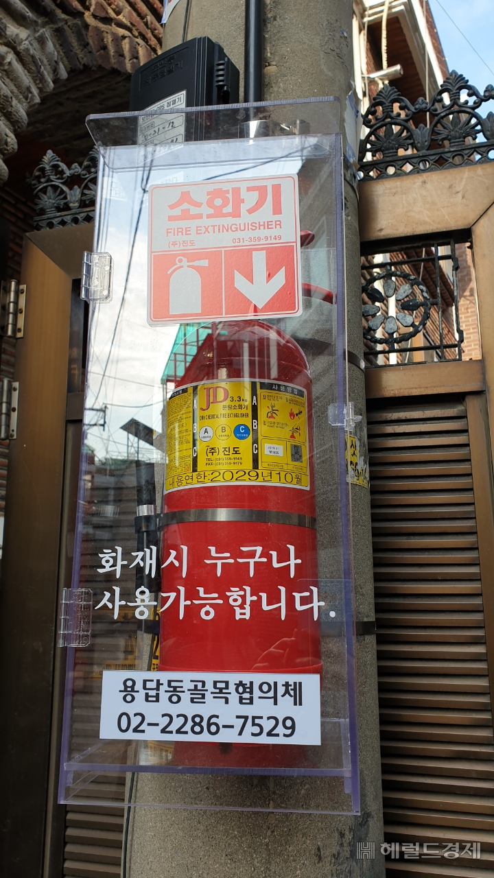 용답동 골목 전봇대에 설치된 ‘보이는 소화기’ .
