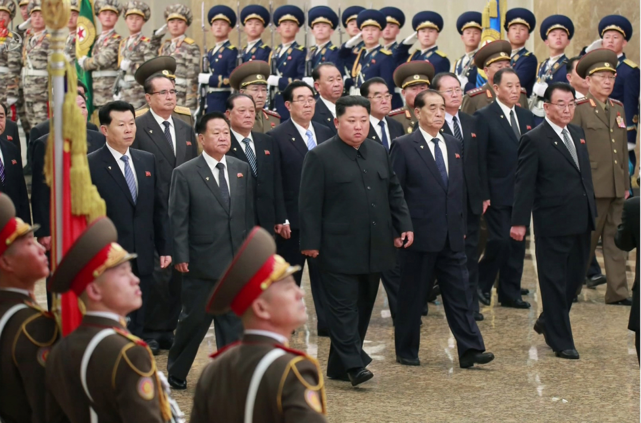 김정은 북한 국무위원장이 김정일 국방위원장의 8주기를 맞아 금수산태양궁전을 참배했다고 조선중앙TV가 17일 보도했다. 앞줄 왼쪽부터 김재룡 내각총리, 최룡해 국무위원회 제1부위원장, 김정은, 박봉주 국무위원회 부위원장, 리만건 노동당 부위원장. [연합]