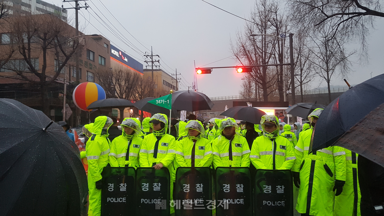 17일 한국국방연구원 앞에 모인 경찰병력.[ 사진=김성우 기자]