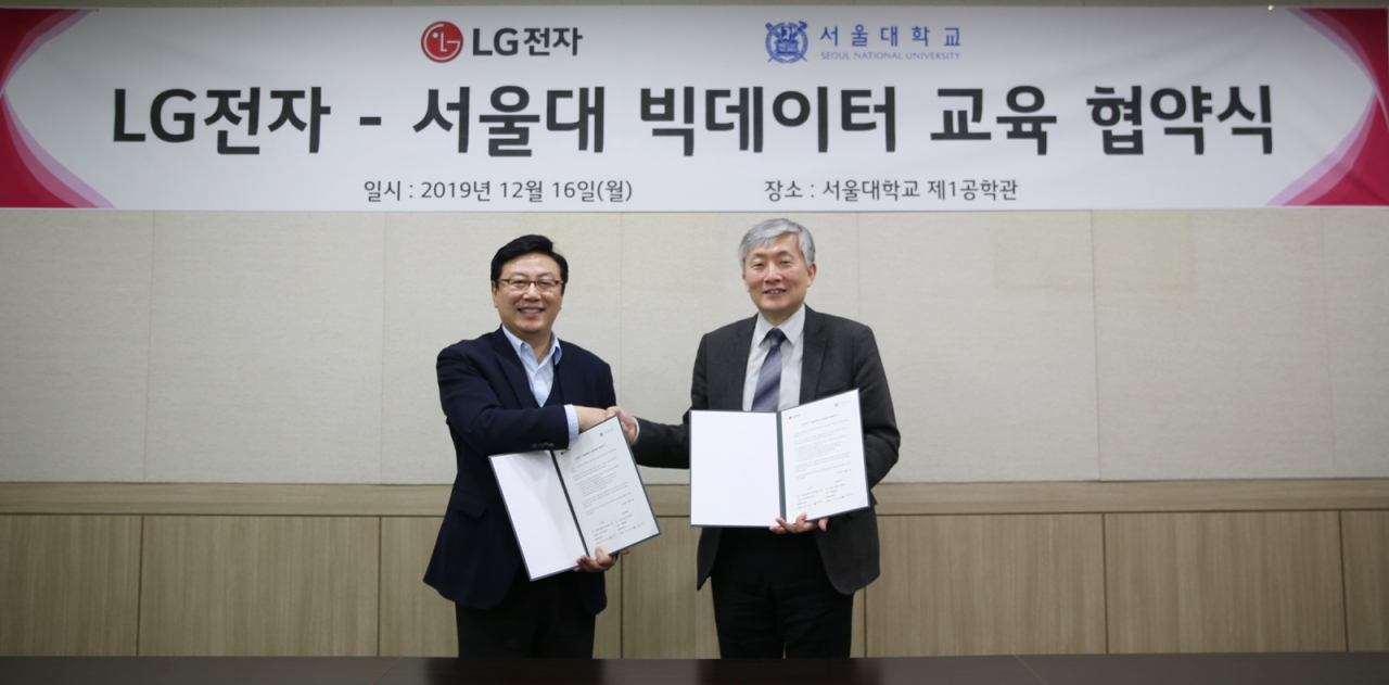 LG전자가 서울대와 16일 서울 관악구 서울대에서 ‘LG전자-서울대 빅데이터 교육 협약(MOU)’을 맺었다. 최성호 LG전자 DXT(Digital Transformation Technology)센터장(왼쪽)과 하순회 서울대학교 컴퓨터공학부 학부장이 기념촬영을 하고 있다. [LG전자 제공]