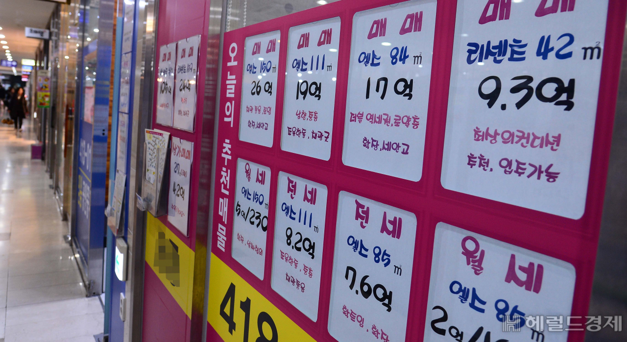 [헤럴드경제=이상섭 기자] 16일 정부가 고가 주택에 대한 종합부동산세를 강화하고 투기지역 및 투기과열지구에서 실거래가가 15억원이 넘는 아파트 구매 시 주택담보대출을 규제하는 내용 및 3주택 이상 보유자와 서울·세종 전역 및 경기 일부 등 조정대상지역 2주택 이상 보유자에 대한 주택분 종합부동산세 세율이 최고 4.0%로 올리는 '주택시장 안정화 방안'을 발표한 가운데 17일 오전 서울 송파구의 공인중개사 사무실에 시세표가 붙어 있다. babtong@heraldcorp.com