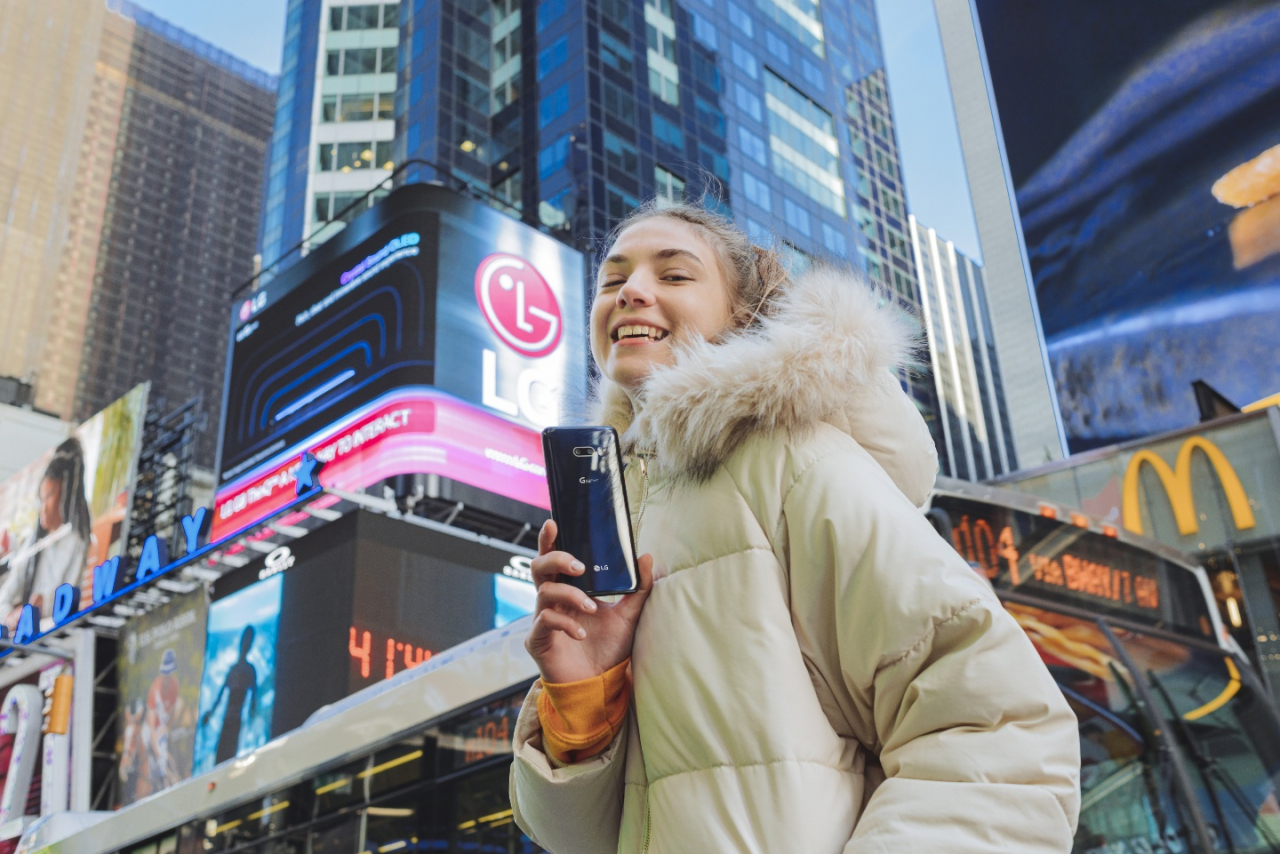 LG전자 모델이 미국 뉴욕 타임스스퀘어에 위치한 LG전자 전광판 앞에서 LG G8X ThinQ(국내명: LG V50S ThinQ)를 소개하고 있다. LG전자는 지난달 북미 시장에 이 제품을 출시했다. [LG전자 제공]