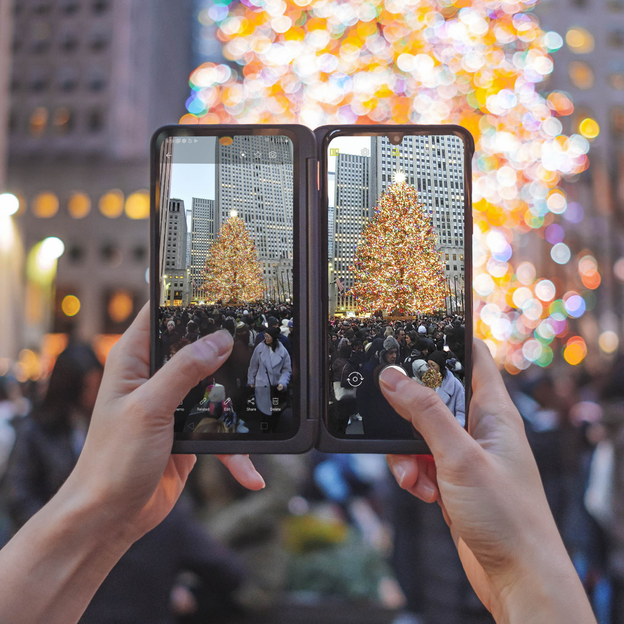 LG전자 모델이 미국 뉴욕 타임스스퀘어에서 LG G8X ThinQ(국내명: LG V50S ThinQ)와 LG 듀얼 스크린을 활용해 사진 촬영을 하고 있다. LG전자는 지난달 북미 시장에 이 제품을 출시했다. [LG전자 제공]