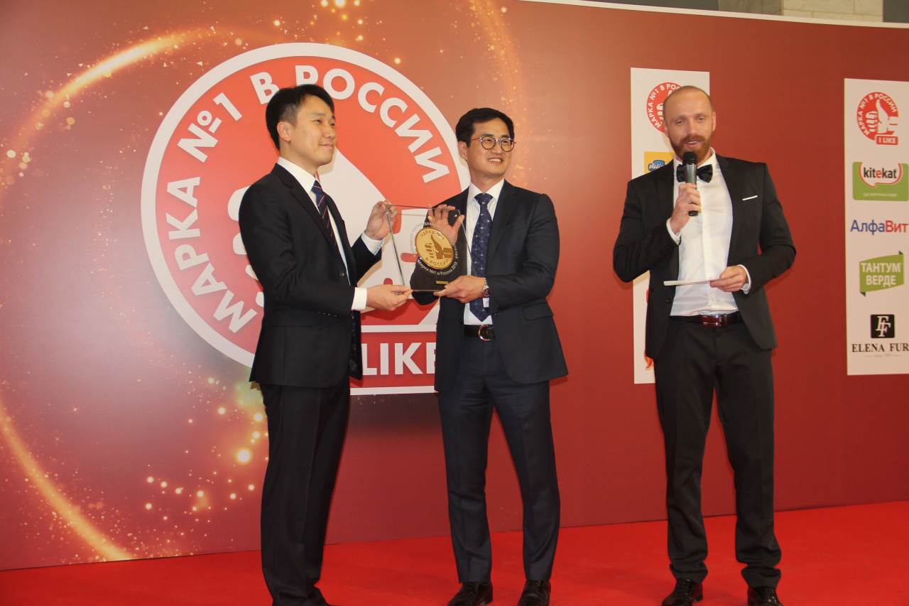 14일 SK루브리컨츠 임태헌 러시아법인장(가운데)이 2019 러시아 ‘국민 브랜드’를 수상하고 있다.[SK루브리컨츠 제공]
