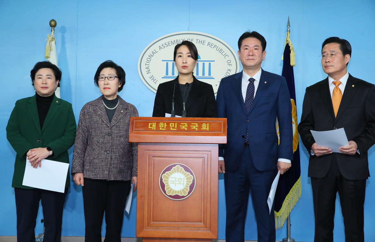 바른미래당 신용현(왼쪽부터), 김삼화, 김수민, 이동섭, 이태규 의원이 17일 국회 정론관에서 선거법과 공수처법의 여야 합의 처리를 요구하고 있다. [연합]