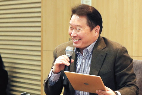 최태원 SK회장이 지난 1월 서울 종로구 SK서린빌딩에서 열린 ‘행복 토크’에서 구성원들의 질문에 답하고 있다. [헤럴드]