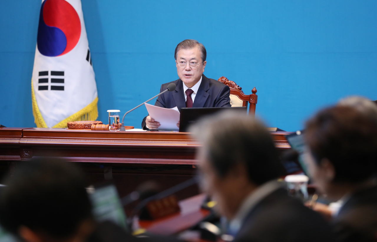 문재인 대통령이 17일 오전 청와대에서 열린 국무회의에서 모두발언을 하고 있다. [연합]