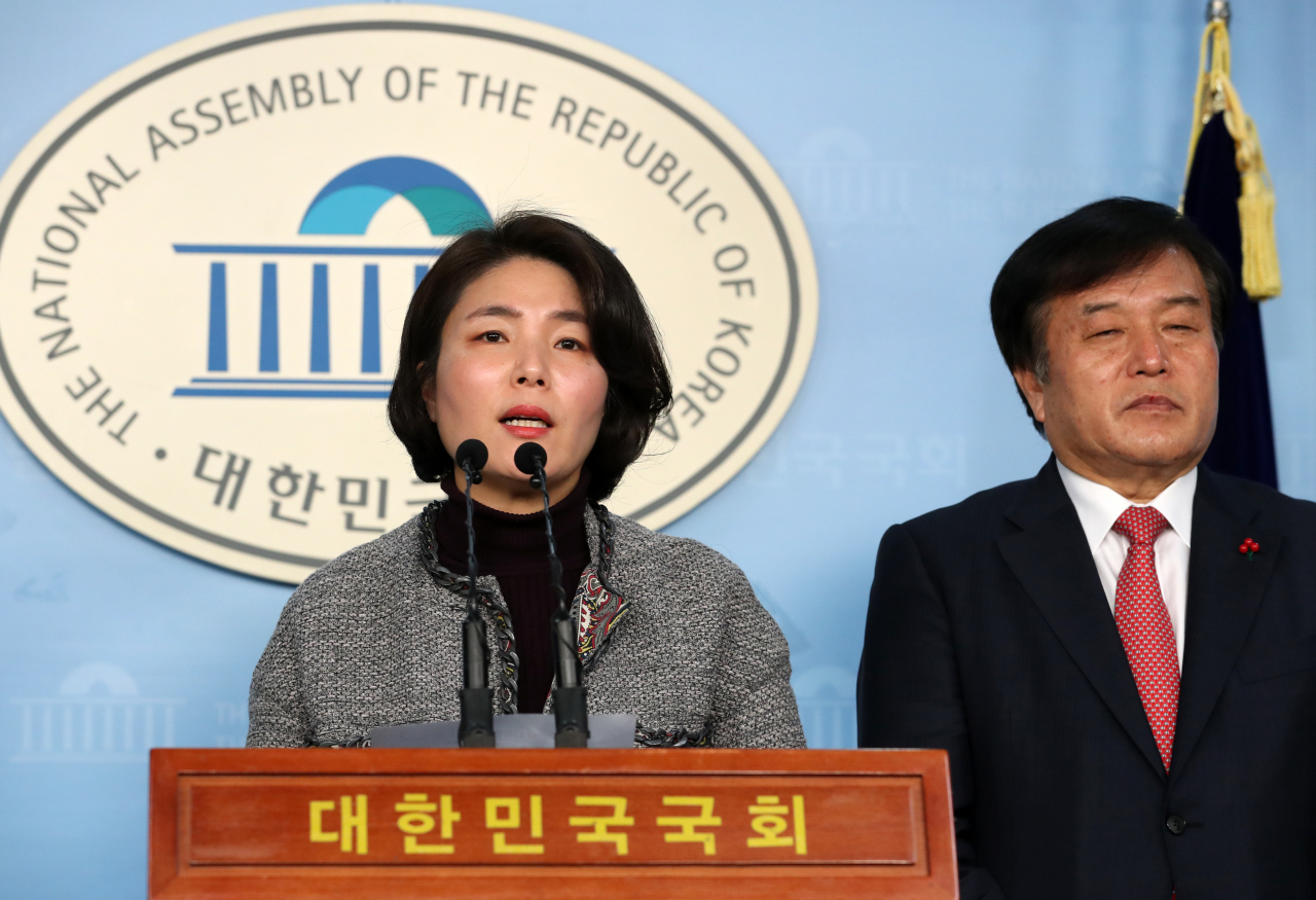 자유한국당 전희경 의원이 17일 오전 국회 정론관에서 열린 총선기획단 회의 결과 브리핑에서 발언하고 있다. [연합]