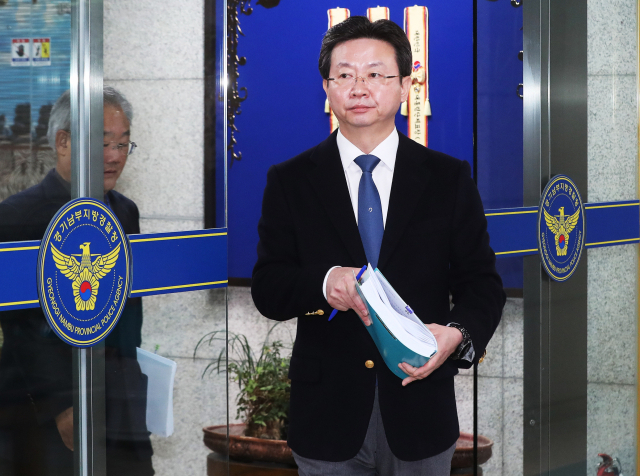 17일 오전 경기도 수원시 경기남부지방경찰청에서 반기수 이춘재연쇄살인사건 수사본부장이 수사상황 브리핑을 위해 이동하고 있다. [연합]