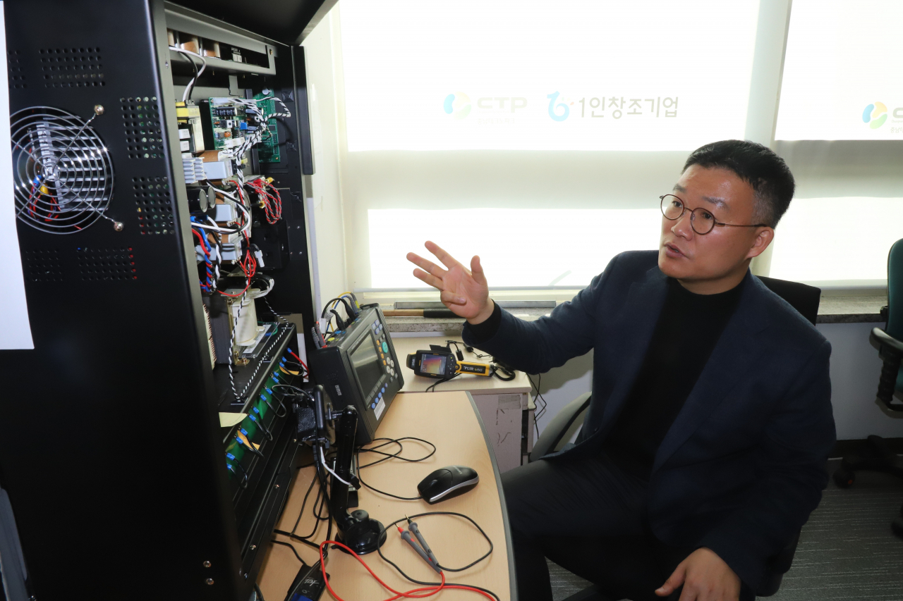 충남테크노파크 1인 창조기업 중오의 이중오 대표가 자체 개발한 산업용 전력 저장장치에 대해 설명하고 있다.