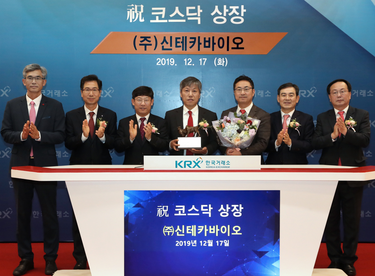 17일 열린 연구소기업 신테카바이오 코스닥 상장 기념식에서 관계자들이 기념촬을 하고 있다.[연구개발특구진흥재단 제공]
