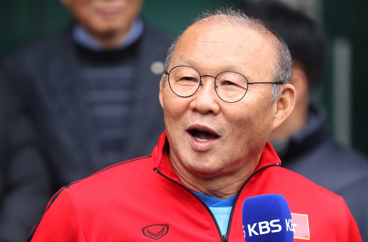 박항서 베트남 U-23 축구대표팀 감독이 17일 오전 경남 통영시 통영체육관에서 동계 훈련을 앞두고 취재진과 인터뷰하고 있다. [연합]