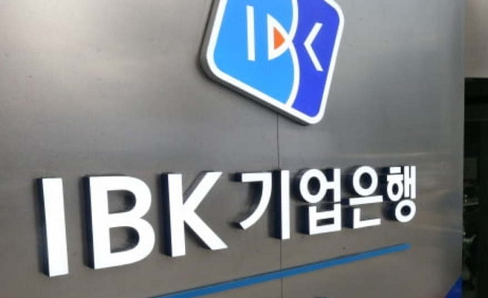IBK기업은행이 18일부터 모바일·인터넷 뱅킹 이체 수수료를 모두 면제한다고 17일 밝혔다. [연합]