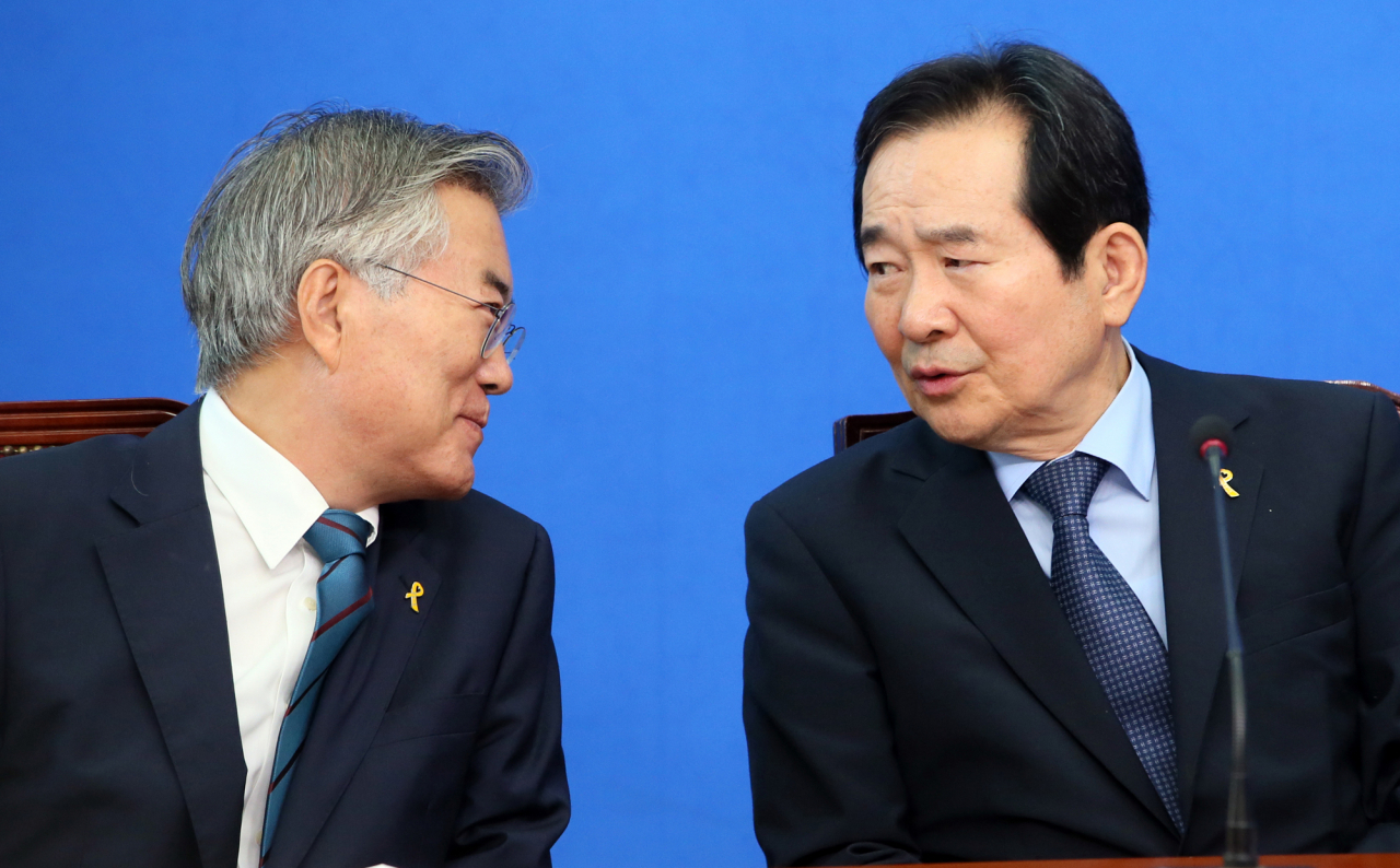 문재인 대통령은 17일 오후 청와대 춘추관 대브리핑룸에서 차기 총리에 더불어민주당 정세균 의원을 지명했다. 사진은 2014년 10월 10일 당시 새정치민주연합 문재인 비대위원(왼쪽)과 정세균 비대위원이 국회에서 열린 비상대책위원회의에서 대화하는 모습. [연합]