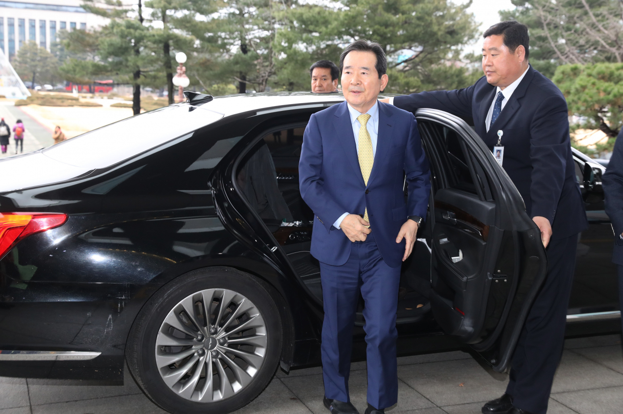 정세균 국무총리 후보자가 17일 오후 소감을 밝히는 기자회견을 하기 위해 국회 의원회관에 도착, 차량에서 내리고 있다. 연합뉴스