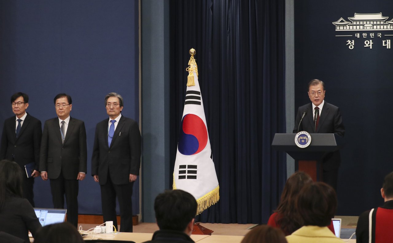 문재인 대통령이 17일 오후 춘추관에서 차기 총리 후보자를 발표하고 있다. 왼쪽부터 김상조 정책실장, 정의용 국가안보실장, 노영민 비서실장, 문 대통령. [연합]