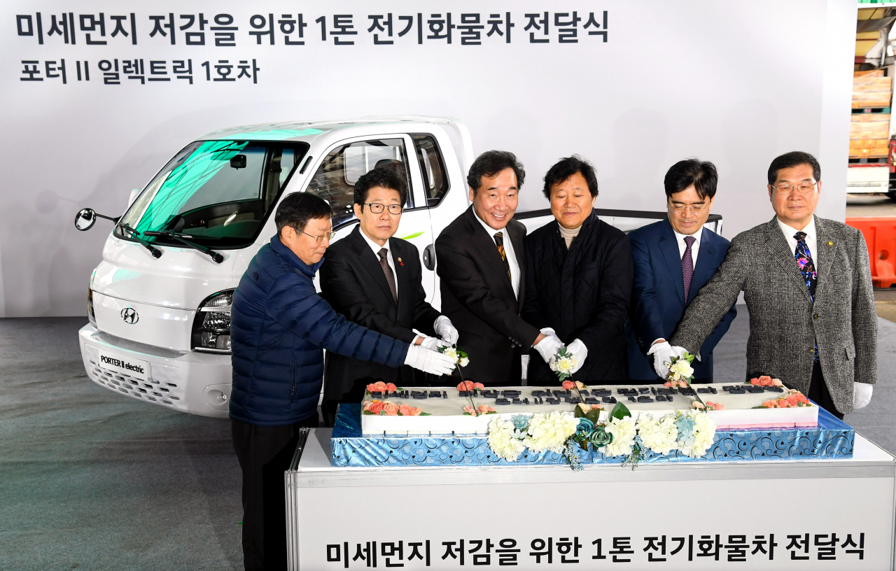 (왼쪽부터) 김경호 서울시농수산식품공사 사장, 조명래 환경부장관, 이낙연 국무총리, 1호차 주인공 박내옥 씨, 공영운 현대자동차 사장, 한국농산물중도매인조합연합회 이현구 회장이 '포터II 일렉트릭 1호차 전달식'에서 기념촬영을 하고 있다. [현대차 제공]