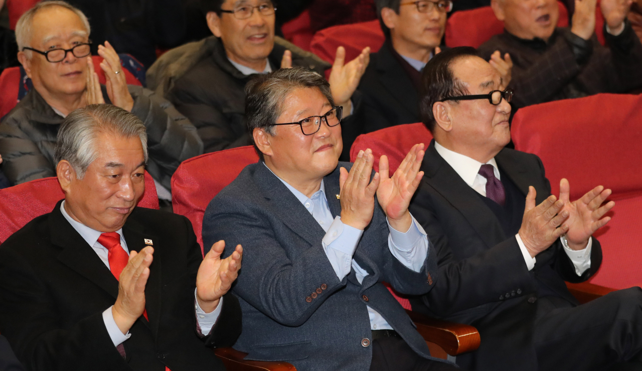 우리공화당 조원진 공동대표와 무소속 서청원 의원이 17일 오후 국회 의윈회관에서 열린 출판기념회에서 박수치고 있다. [연합]
