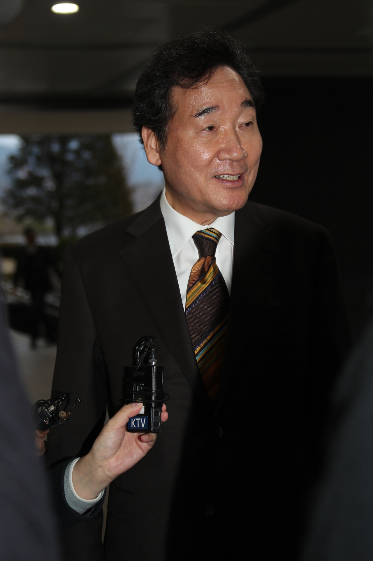 차기 국무총리로 정세균(69) 전 국회의장 지명이 발표된 17일 오후 외부 일정을 마친 이낙연 국무총리가 정부서울청사로 들어오면서 기자들의 질문에 답하고 있다. ［연합］