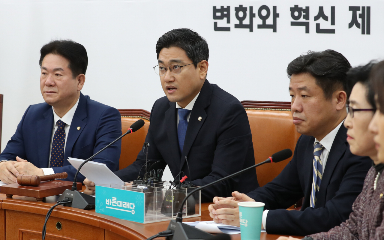 바른미래당 오신환 원내대표(왼쪽 두 번째)가 17일 오전 서울 여의도 국회에서 열린 원내대책회의에서 발언하고 있다. [연합]