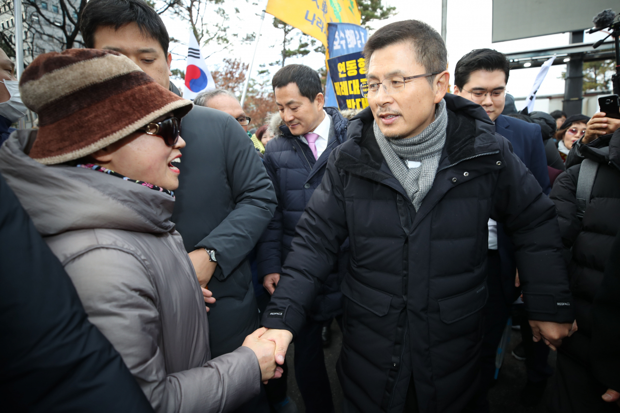 자유한국당 황교안 대표가 17일 오후 국회 정문 앞에서 열린 '공수처법 선거법 날치기 저지 규탄대회'에참석해 지지자와 악수하고 있다. 연합뉴스
