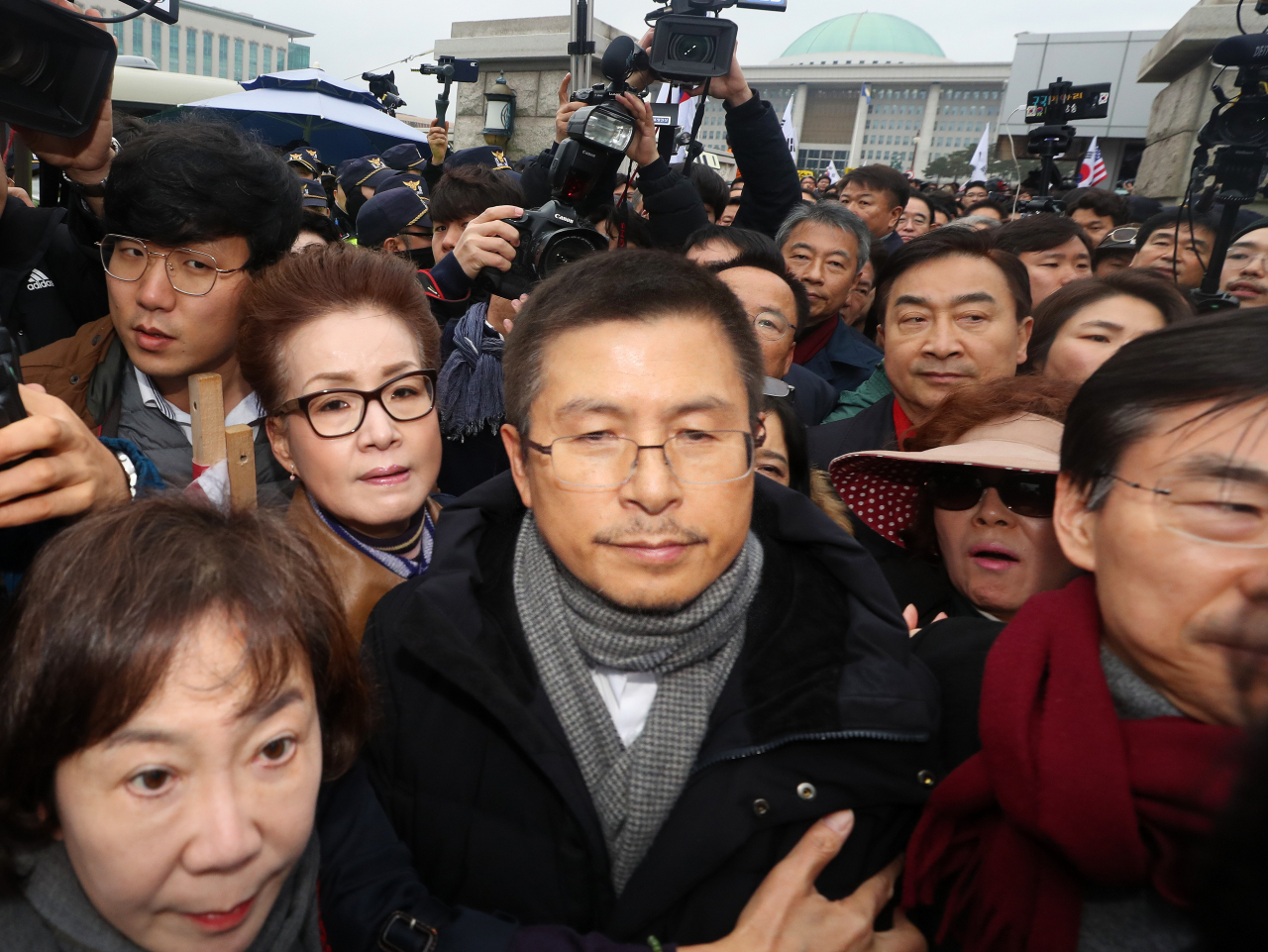 자유한국당 황교안 대표가이 17일 오후 국회에서 열린 공수처법 선거법 날치기 저지 규탄대회에서 발언 후 정문을 빠져나가고 있다. [연합]