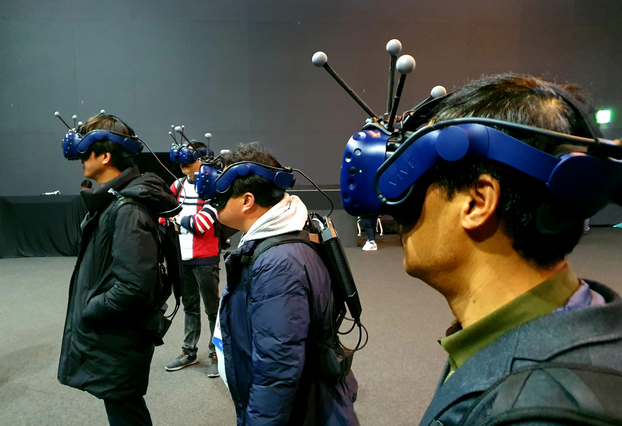 현대·기아차는 지난 3월 150억원을 들여 세계 최대 규모의 최첨단 VR 디자인 품평장을 완공했다. 20명이 동시에 평가 가능하다. 사진은 미디어 공개 행사에 참석한 이들이 VR 품평을 체험하는 모습. [정찬수 기자/andy@]