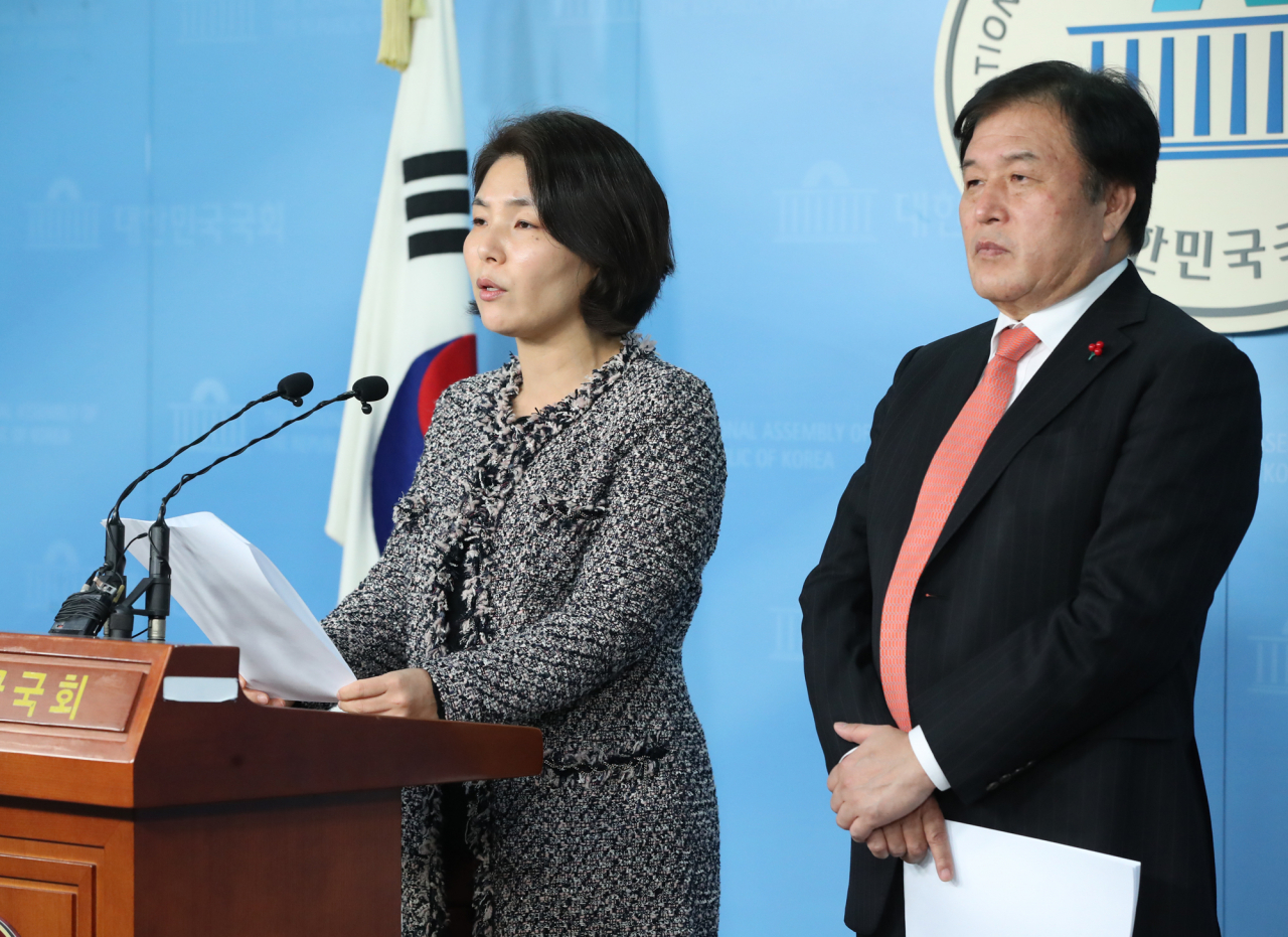 전희경 자유한국당 대변인(왼쪽)과 총선기획단 총괄팀장 이진복 의원이 12일 오후 서울 여의도 국회 정론관에서 경선시 청년 가산점 50% 부여(정치 신인 20%)한다는 내용의 총선기획단 회의 결과랄 브리핑 하고 있다. [연합]