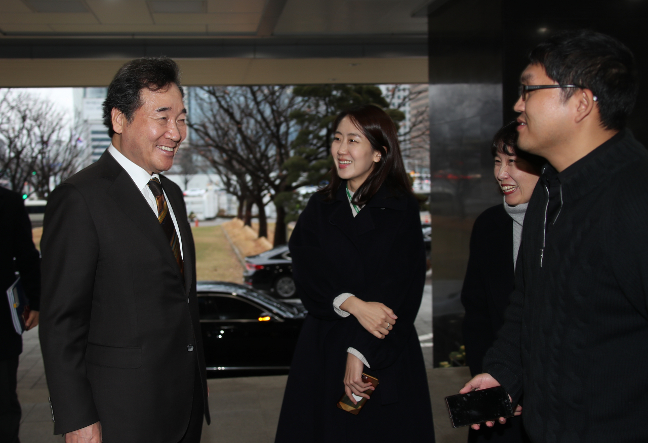차기 국무총리로 정세균(69) 전 국회의장 지명이 발표된 17일 오후 외부 일정을 마친 이낙연 국무총리가 정부서울청사로 들어오면서 기자들의 질문에 답하고 있다. 연합뉴스