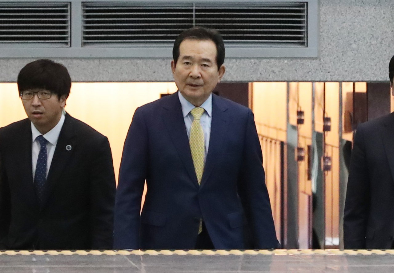 정세균 국무총리 후보자가 17일 오후 서울 여의도 국회 의원회관에서 소감을 밝히기 위해 입장하고 있다. 연합뉴스