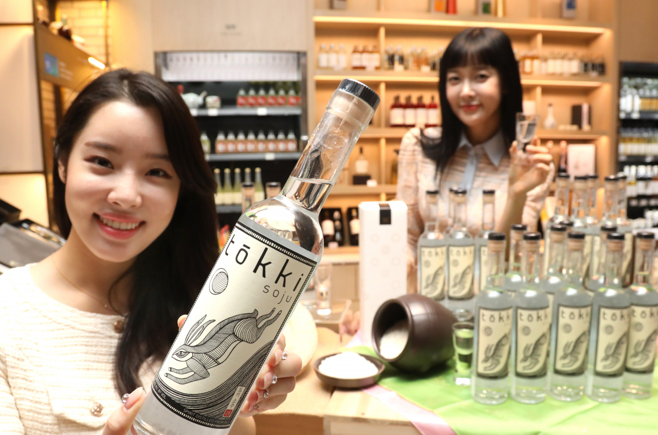 17일 서울 중구 신세계백화점 본점에서 모델들이 뉴욕 여행 인증 술로 알려진 '토끼소주'를 소개하고 있다. 토끼소주는 미국인이 미국에서 한국 전통주조양식으로 만든 소주로 뉴욕 내 100여 곳 음식점에서 판매 중이다. [연합]
