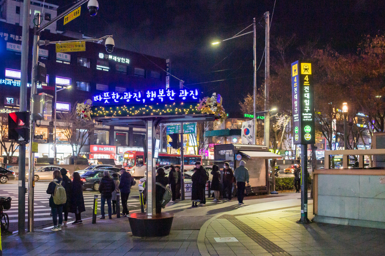 광진구 건대입구역 사거리에 설치된 ‘스마트 그늘막 트리’ 모습. [광진구 제공]