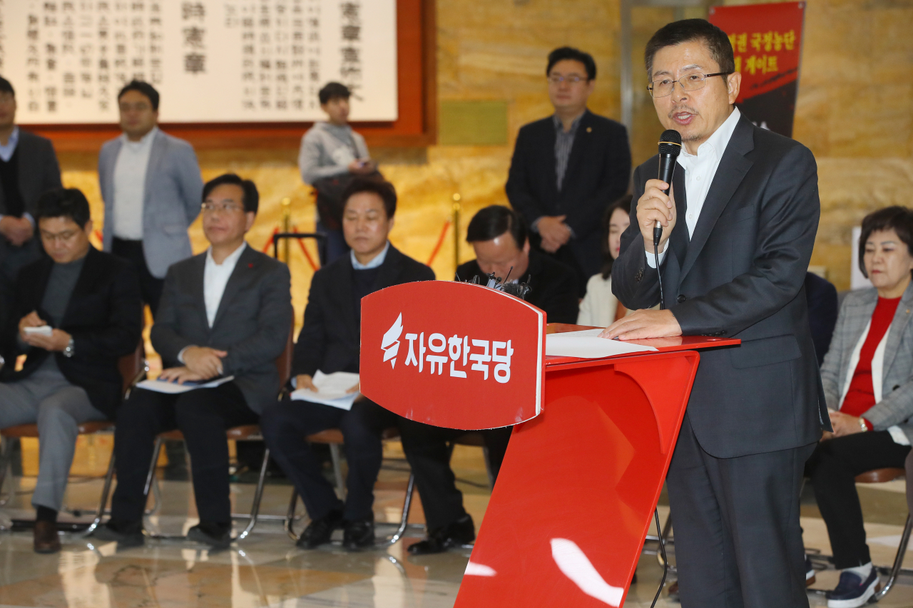 황교안 자유한국당 대표가 18일 국회 로텐더홀에서 열린 당 대표 주재 최고위원·중진의원 연석회의에서 발언하고 있다. [연합]
