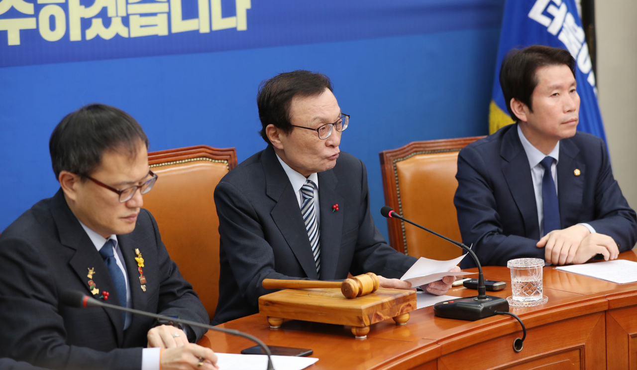 이해찬 더불어민주당 대표(가운데)가 18일 오전 서울 여의도 국회에서 열린 최고위원회의에서 발언하고 있다. [연합]
