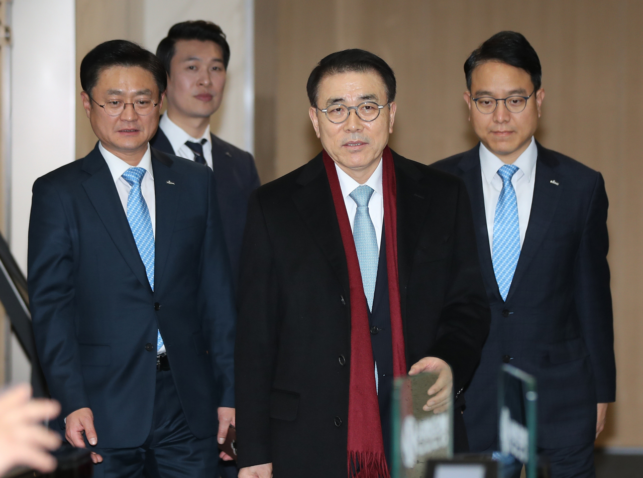 신한금융지주 지배구조 및 회장후보추천위원회가 차기 대표이사 회장 후보로 추천한 조용병 신한금융지주 회장이 13일 오후 서울 중구 신한은행 본사를 나서고 있다. [연합]