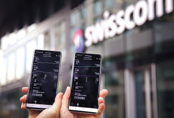 지난 10월 스위스 취리히에서 SK텔레콤 5G 로밍 서비스를 이용하는 모습. [SK텔레콤 제공]