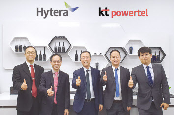 안영신 KT파워텔 글로벌전략팀장(왼쪽부터), 엠케이 웡 하이테라 해외 영업 부사장, 김윤수 KT파워텔 사장, 테리 펑 하이테라 남태평양 지사장, 김대윤 하이테라 한국지사 이사가 글로벌 진출 논의를 마치고 기념촬영을 하고 있다. [KT파워텔 제공]