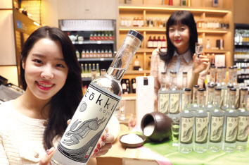 17일 서울 중구 신세계백화점 본점에서 모델들이 뉴욕 여행 인증 술로 알려진 ‘토끼소주’를 소개하고 있다. 토끼소주는 미국인이 미국에서 한국 전통주조양식으로 만든 소주로 뉴욕 내 100여 곳 음식점에서 판매 중이다. [연합]