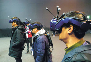 .현대·기아차는 지난 3월 150억원을 들여 세계 최대 규모의 최첨단 VR 디자인 품평장을 완공했다. 20명이 동시에 평가 가능하다. 사진은 미디어 공개 행사에 참석한 이들이 VR 품평을 체험하는 모습.정찬수 기자/andy@heraldcorp.com