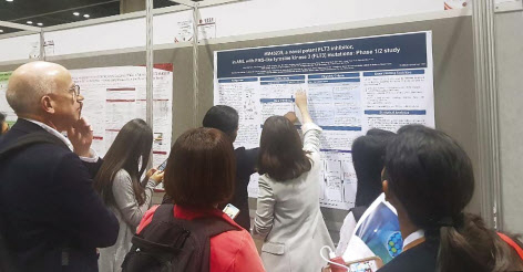 한미약품 신약 포스터 발표현장. 근접거리에서 외국의 전문가와 한국 연구진이 토론하듯 진행한다.
