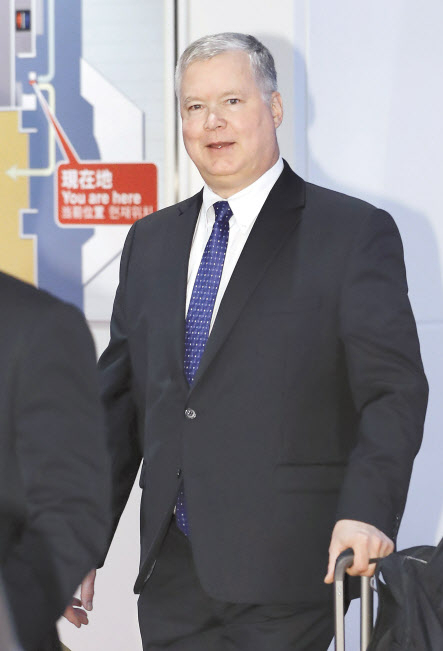 스티븐 비건 미국 국무부 대북특별대표 겸 부장관 지명자가 17일 오후 일본에 도착해 도쿄 하네다 공항 입국장을 빠져나가고 있다. 비건 대표는 오는 19~20일 중국을 전격 방문한다. [연합]