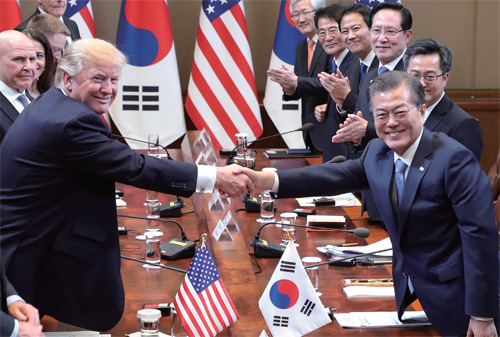 문재인 대통령과 도널드 트럼프 미국 대통령이 지난 2017년 11월 7일 청와대 본관 집현실에서 열린 확대 정상회담에서 한미 미사일 지침 개정 등에 합의한 후 악수하고 있다. [연합]